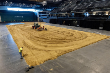 Fotos de la transformación del Pabellón Navarra Arena en una pista ecuestre para el espectáculo de este sábado, 21 de septiembre, de la Real Escuela Andaluza del Arte Ecuestre.