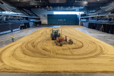 Fotos de la transformación del Pabellón Navarra Arena en una pista ecuestre para el espectáculo de este sábado, 21 de septiembre, de la Real Escuela Andaluza del Arte Ecuestre.