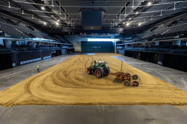 Fotos de la transformación del Pabellón Navarra Arena en una pista ecuestre para el espectáculo de este sábado, 21 de septiembre, de la Real Escuela Andaluza del Arte Ecuestre.