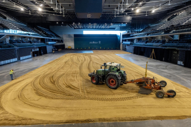Fotos de la transformación del Pabellón Navarra Arena en una pista ecuestre para el espectáculo de este sábado, 21 de septiembre, de la Real Escuela Andaluza del Arte Ecuestre.