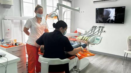 Doctora e higienista atienden a un paciente en la clínica Sonrisalud de Carlos III