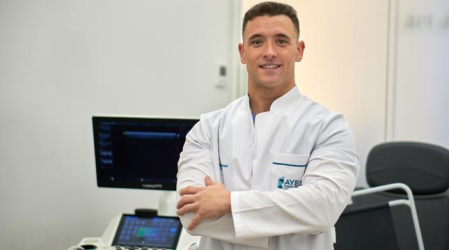El doctor Javier Ayesa, especialista en cirugía de mínima incisión