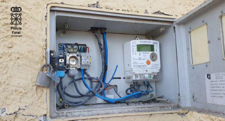 Cuadro de luz manipulado por okupas en Ablitas