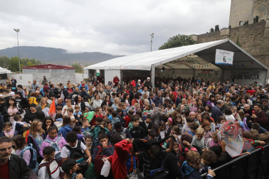 Regalos, alegría y bailes en el arranque de San Fermín Txikito 2024 tras el cohete lanzado este viernes 20 de septiembre