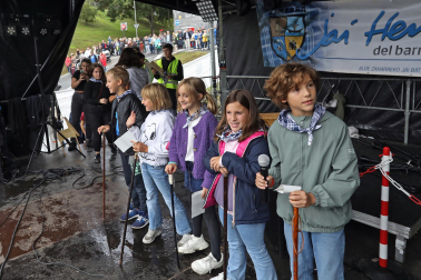 Regalos, alegría y bailes en el arranque de San Fermín Txikito 2024 tras el cohete lanzado este viernes 20 de septiembre
