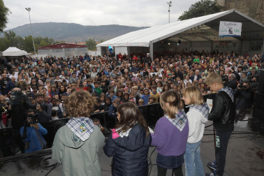 Regalos, alegría y bailes en el arranque de San Fermín Txikito 2024 tras el cohete lanzado este viernes 20 de septiembre