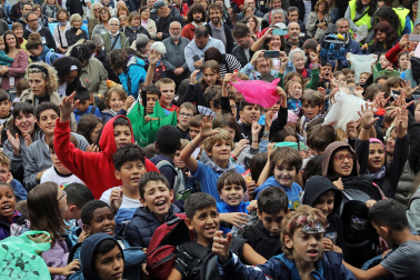 Regalos, alegría y bailes en el arranque de San Fermín Txikito 2024 tras el cohete lanzado este viernes 20 de septiembre