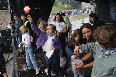 Regalos, alegría y bailes en el arranque de San Fermín Txikito 2024 tras el cohete lanzado este viernes 20 de septiembre