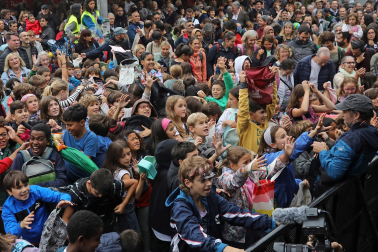 Regalos, alegría y bailes en el arranque de San Fermín Txikito 2024 tras el cohete lanzado este viernes 20 de septiembre