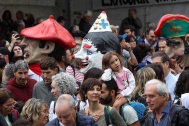 Regalos, alegría y bailes en el arranque de San Fermín Txikito 2024 tras el cohete lanzado este viernes 20 de septiembre