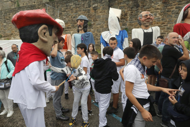 Regalos, alegría y bailes en el arranque de San Fermín Txikito 2024 tras el cohete lanzado este viernes 20 de septiembre