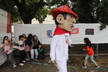 Regalos, alegría y bailes en el arranque de San Fermín Txikito 2024 tras el cohete lanzado este viernes 20 de septiembre