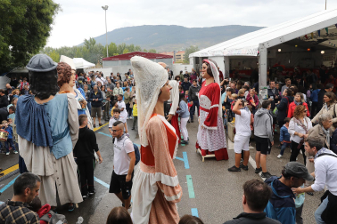 Regalos, alegría y bailes en el arranque de San Fermín Txikito 2024 tras el cohete lanzado este viernes 20 de septiembre