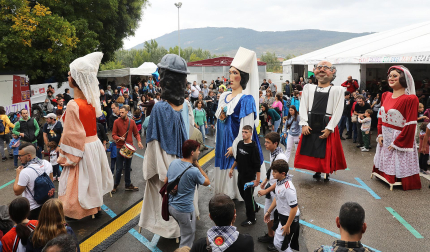 Regalos, alegría y bailes en el arranque de San Fermín Txikito 2024 tras el cohete lanzado este viernes 20 de septiembre