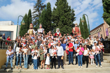 Fotos de la entrega de pañuelos a los niños de Corella nacidos en 2023. /