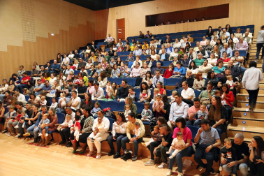 Fotos de la entrega de pañuelos a los niños de Corella nacidos en 2023. /