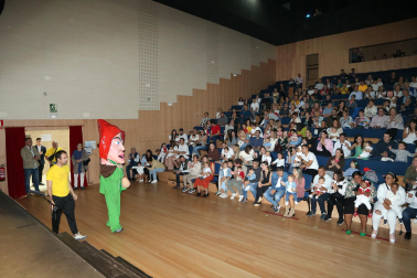 Fotos de la entrega de pañuelos a los niños de Corella nacidos en 2023. /