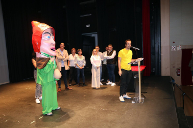 Fotos de la entrega de pañuelos a los niños de Corella nacidos en 2023. /