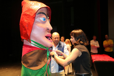 Fotos de la entrega de pañuelos a los niños de Corella nacidos en 2023. /
