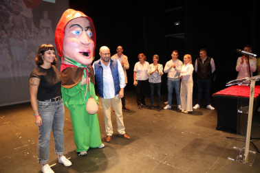 Fotos de la entrega de pañuelos a los niños de Corella nacidos en 2023. /