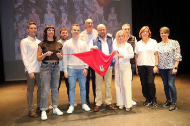 Fotos de la entrega de pañuelos a los niños de Corella nacidos en 2023. /