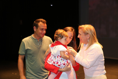 Fotos de la entrega de pañuelos a los niños de Corella nacidos en 2023. /