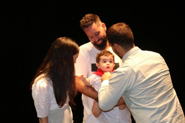 Fotos de la entrega de pañuelos a los niños de Corella nacidos en 2023. /