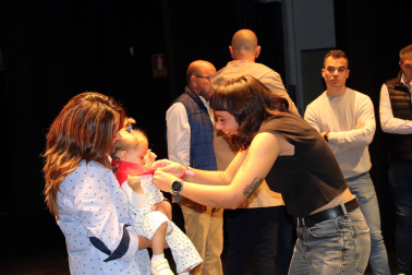 Fotos de la entrega de pañuelos a los niños de Corella nacidos en 2023. /