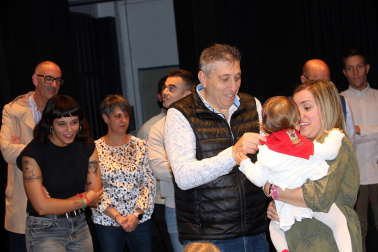 Fotos de la entrega de pañuelos a los niños de Corella nacidos en 2023. /