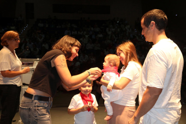 Fotos de la entrega de pañuelos a los niños de Corella nacidos en 2023. /