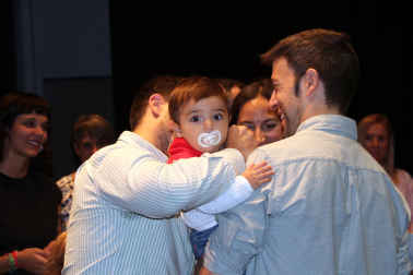 Fotos de la entrega de pañuelos a los niños de Corella nacidos en 2023. /