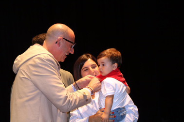 Fotos de la entrega de pañuelos a los niños de Corella nacidos en 2023. /
