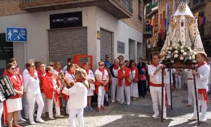 Los auroros de Corella dedican una pieza a la Virgen de la Merced a la llegada de la procesión a la calle Mayor