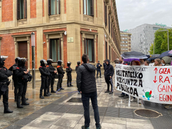La policía, frente a la puerta del Parlamento, donde se ha concentrado la manifestación por la educación pública