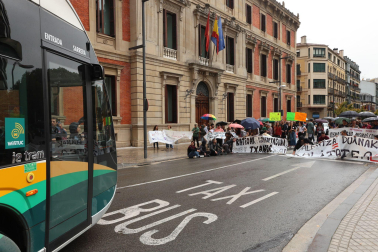La concentración impide el paso de una villavesa en la carretera junto al Parlamento de Navarra