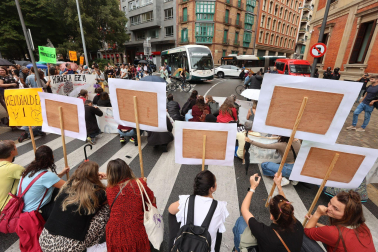 Los manifestantes, frente al Parlamento de Navarra