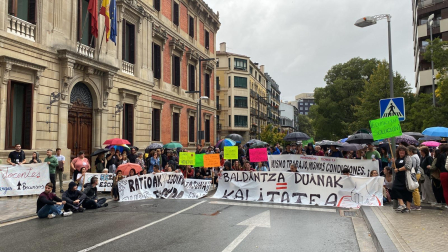 Imagen de los manifestantes, concentrado frente al Parlamento de Navarra, donde se celebra el pleno