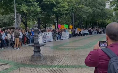 Vídeo: los manifestantes se concentran en el paseo Sarasate, frente al Parlamento