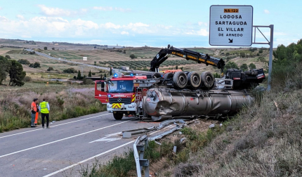 La grúa de los Bomberos de Navarra trabaja en la retirada del camión con ácido sulfúrico que volcó tras el accidente