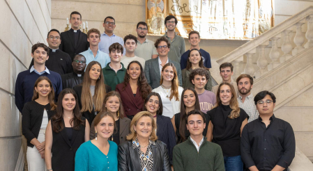 Los nuevos delegados, junto a la vicerrectora de Estudiantes, Rosalía Baena, y los representantes de todas las facultades