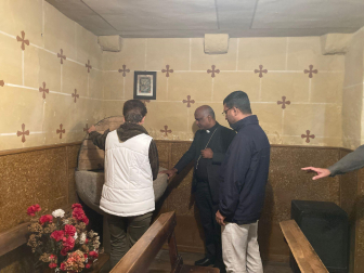 Visita del obispo auxiliar de Kerala, Justin Madathparambile, a Navaz.
