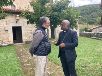 Visita del obispo auxiliar de Kerala, Justin Madathparambile, a Navaz.