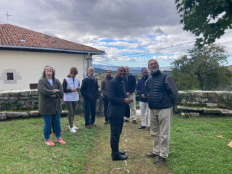 Visita del obispo auxiliar de Kerala, Justin Madathparambile, a Navaz.