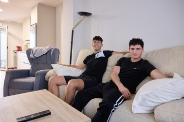 Los dos jóvenes calagurritanos en el cuarto de estar de su piso