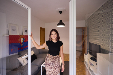 Amaya García Vergara, vecina de Lodosa, en el cuarto de estar del piso en el que vive durante el curso en Pamplona