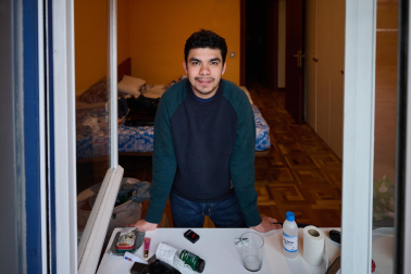 Sebastián Medina, estudiante hondureño, en la ventana de su piso en el barrio de San Juan