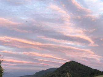 Amanecer sobre el monte Miravalles, en Huarte
