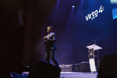 Foto de la fiesta de los 40 años de Virto con Jesús Vázquez y Bustamante./