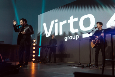 Foto de la fiesta de los 40 años de Virto con Jesús Vázquez y Bustamante./