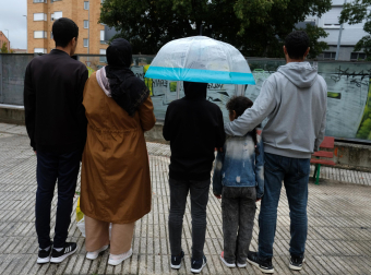 Tercera familia que se encuentra en la calle con tres menores.